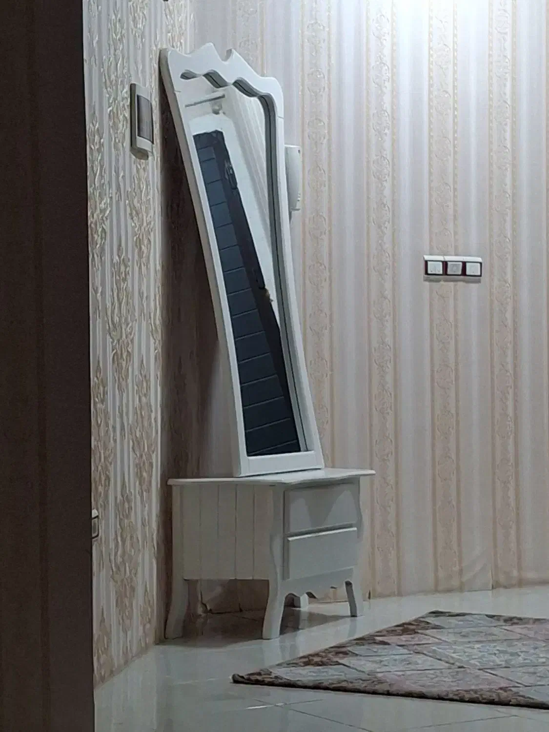 تعدادی وسیله منزل|میز تلویزیون|روانسر, |دیوار