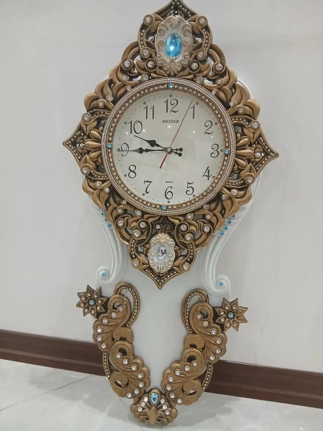 ساعت دیواری شیک وزیباسفیدطلایی|ساعت دیواری و تزئینی|تهران, هفده شهریور|دیوار