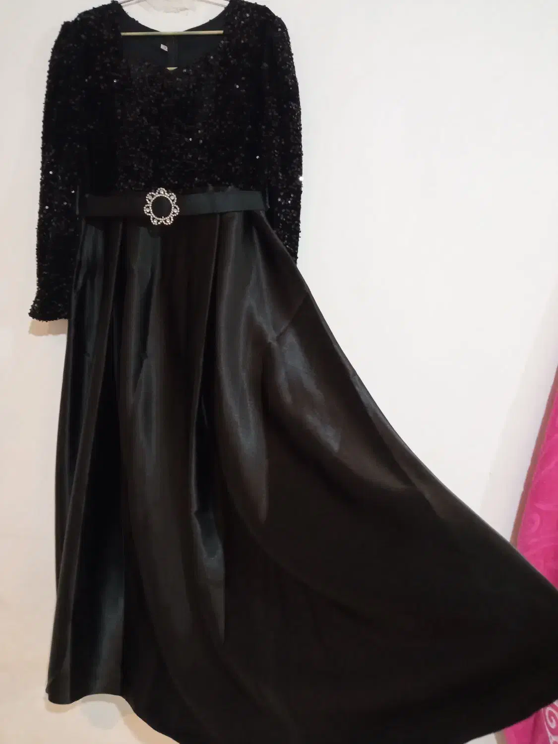 پیراهن مجلسی|لباس|رشت, انصاری|دیوار