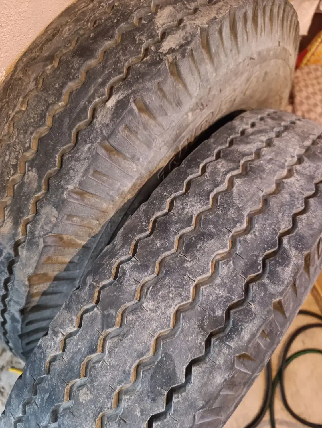 لاستیک نیسان جلو|قطعات یدکی و لوازم جانبی|بهمن صغاد, |دیوار