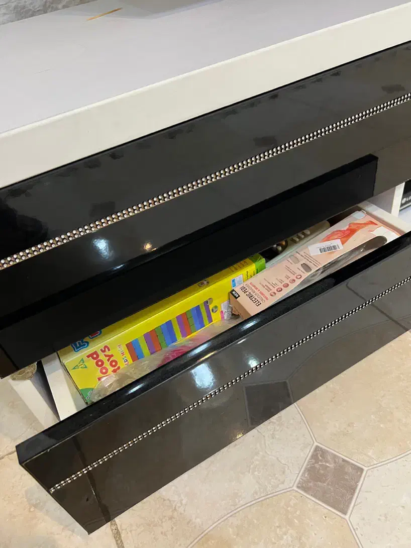 میز تلویزیون در حد نو ام دی اف|میز تلویزیون|رشت, فرزانه|دیوار