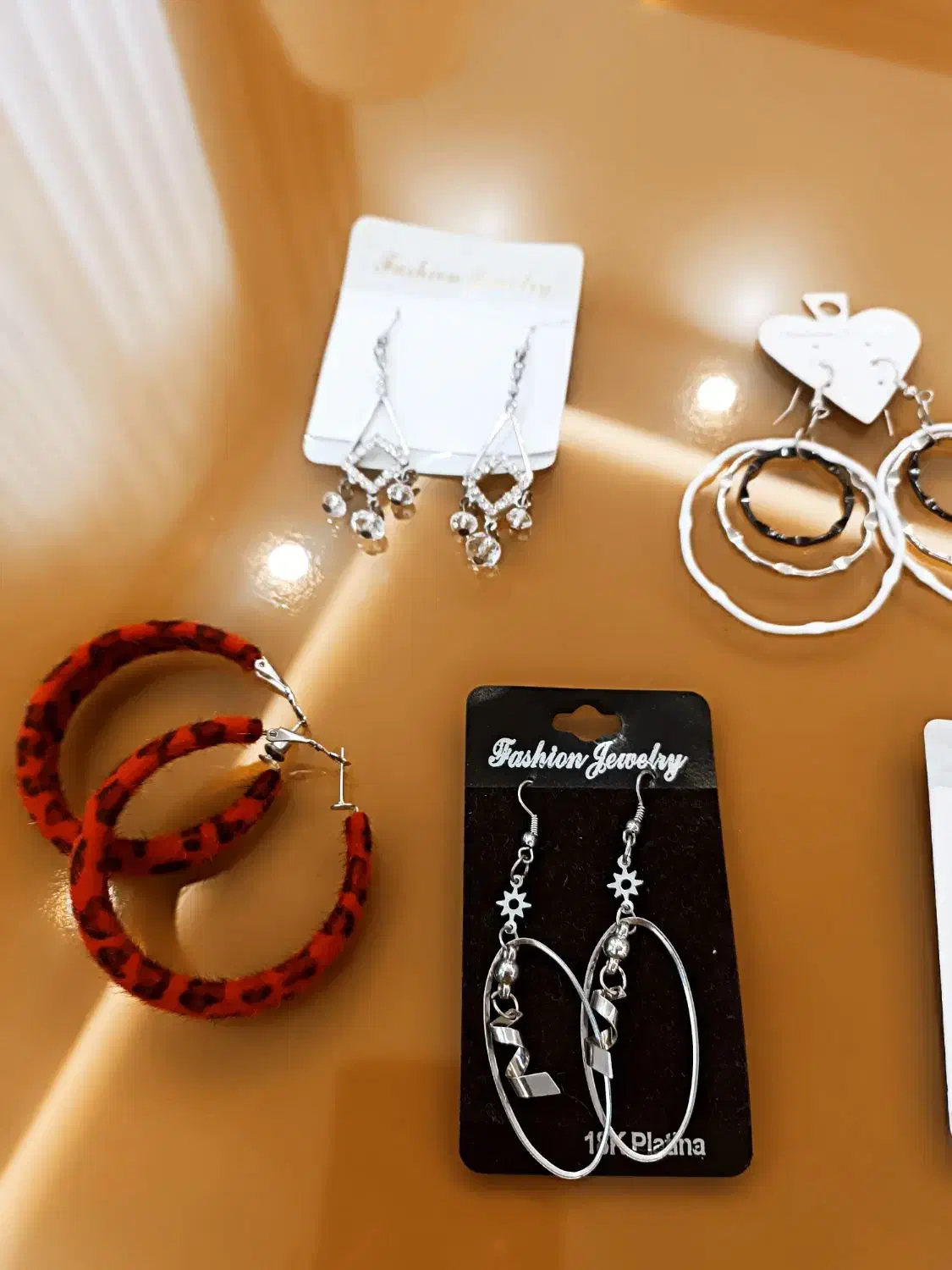 گوشواره آویز و چسبی|بدلیجات|پرند, فاز ۱|دیوار