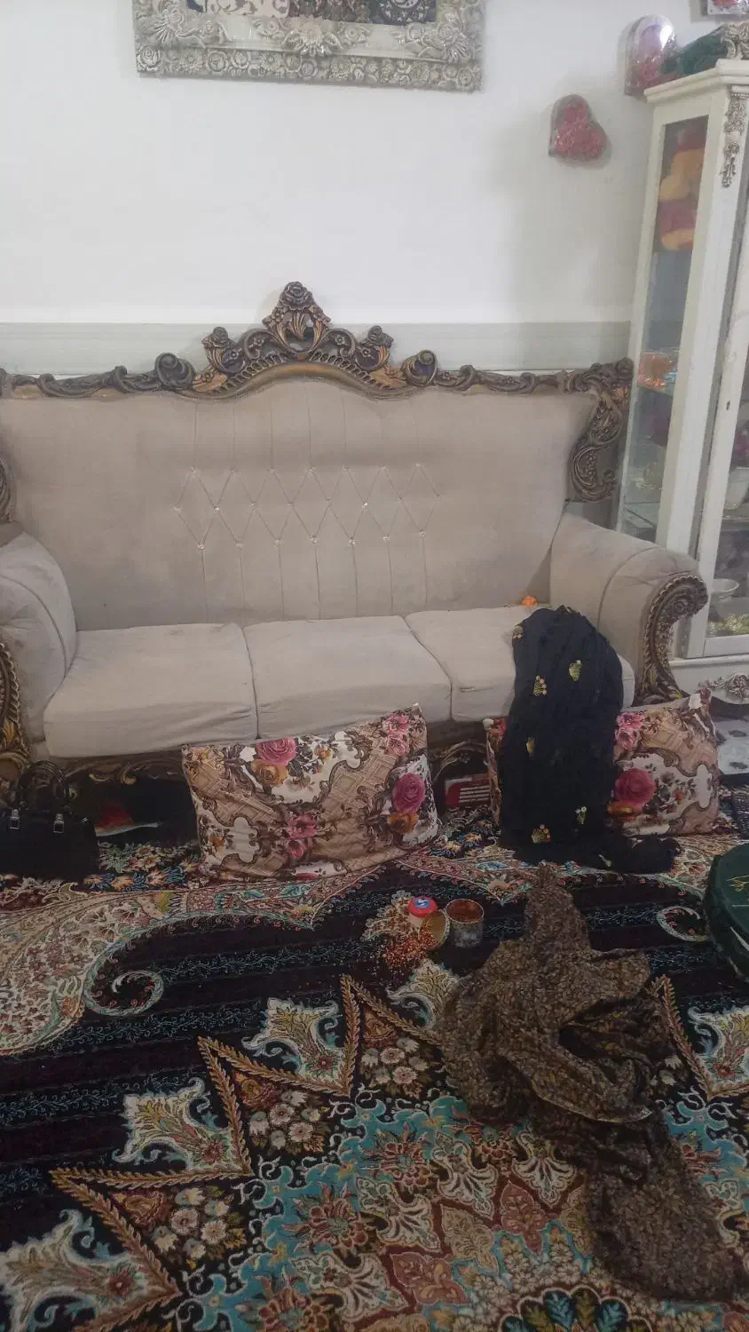 مبل سلطنتی سالم به دلیل جاذبه جای به فروش میرسد|مبلمان خانگی و میز عسلی|رودان, |دیوار