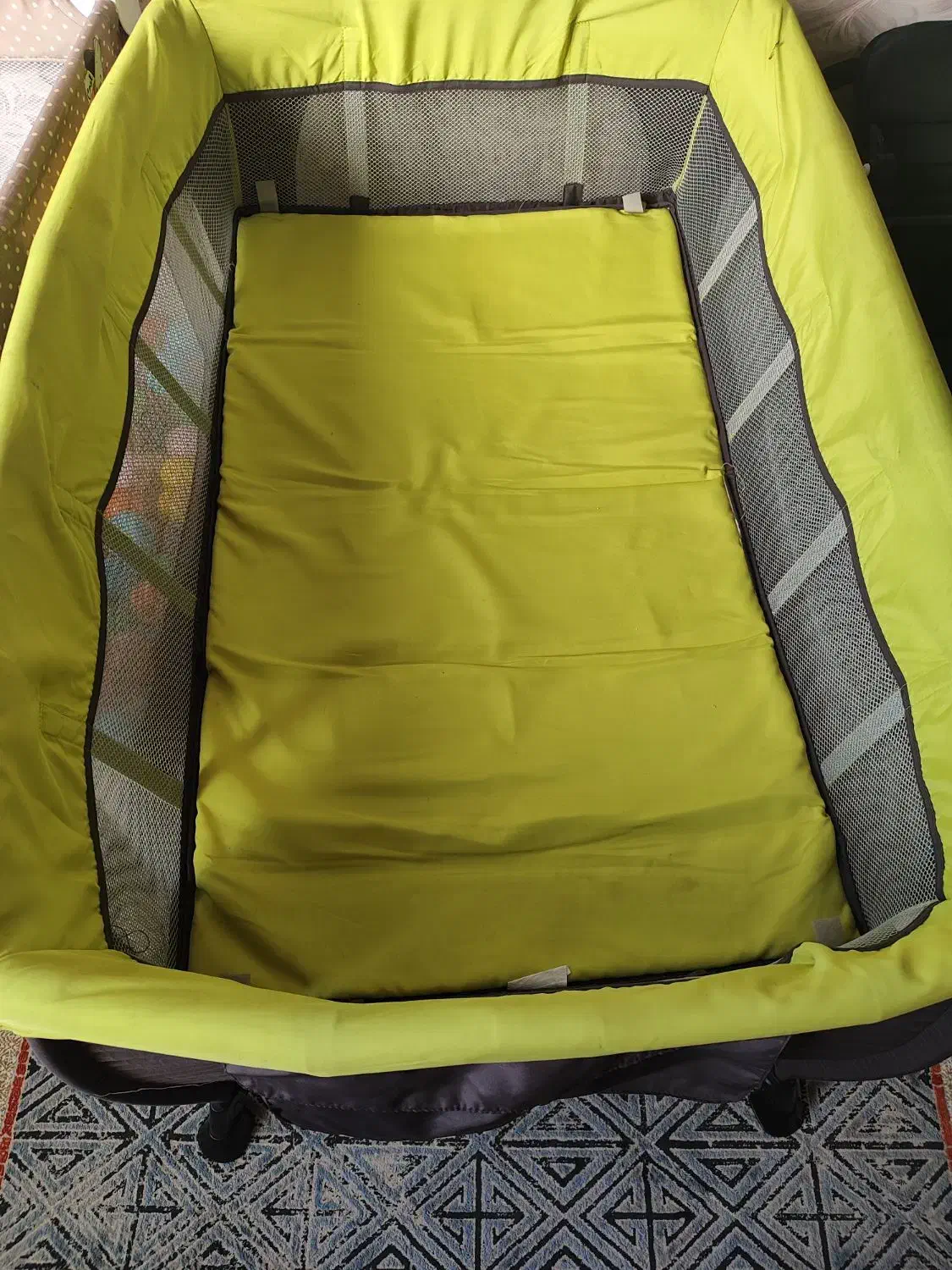 تخت کنار مادر گهواره|تخت و صندلی بچه|گلبهار, شهر جدید گلبهار|دیوار