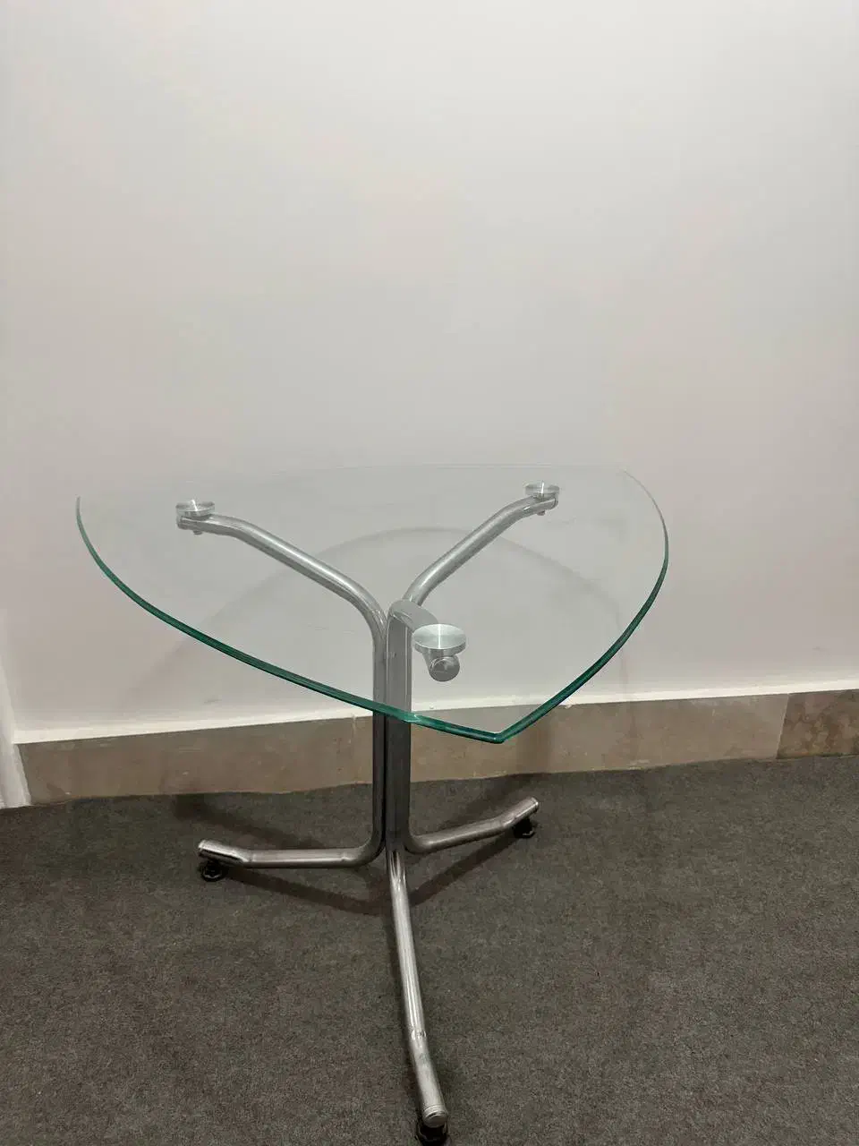 میز مثلثی|میز و صندلی غذاخوری|تربت‌حیدریه, ۴۵ متری|دیوار