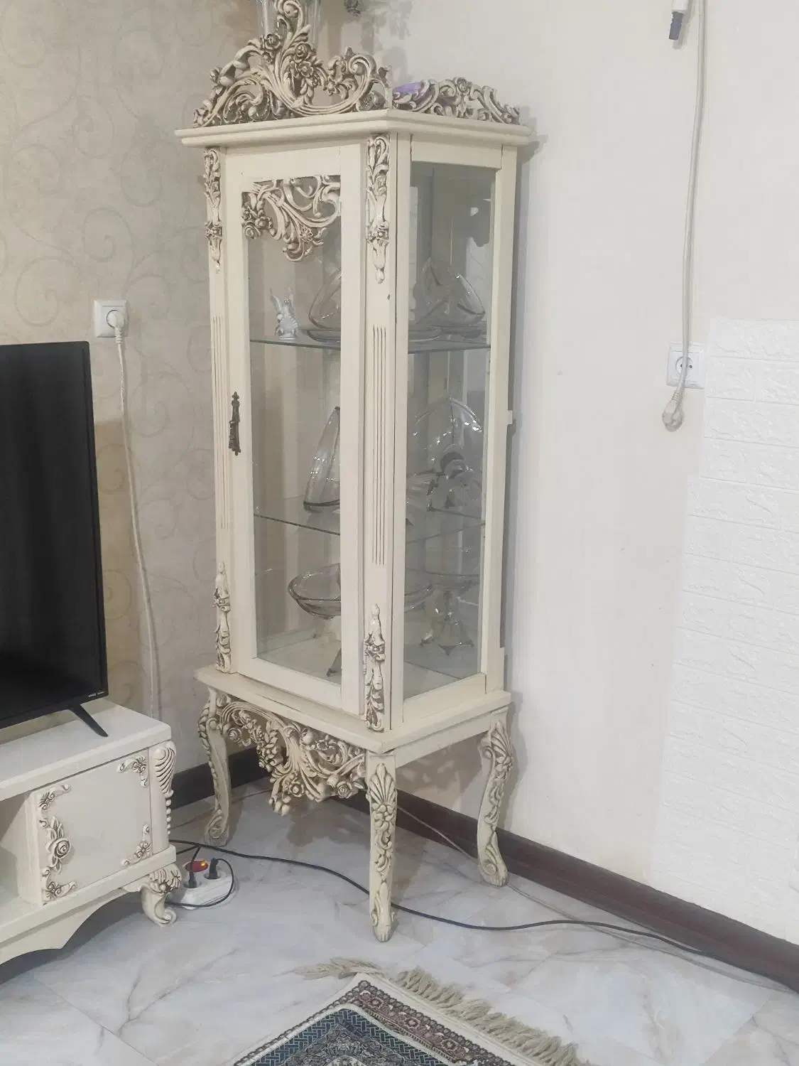 مبل و میز تلویزیون و بوفه و تختخواب و میز ناهارخ|مبلمان خانگی و میز عسلی|کرج, کلاک نو|دیوار