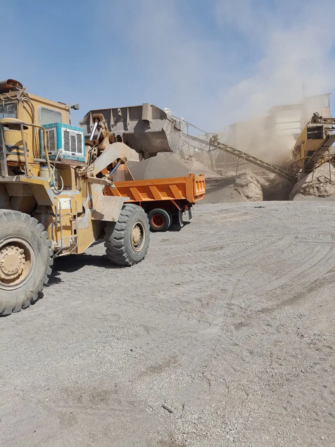 حمل انواع شن و آهک و آجر با نازلترین قیمت|خدمات حمل و نقل|بم, |دیوار