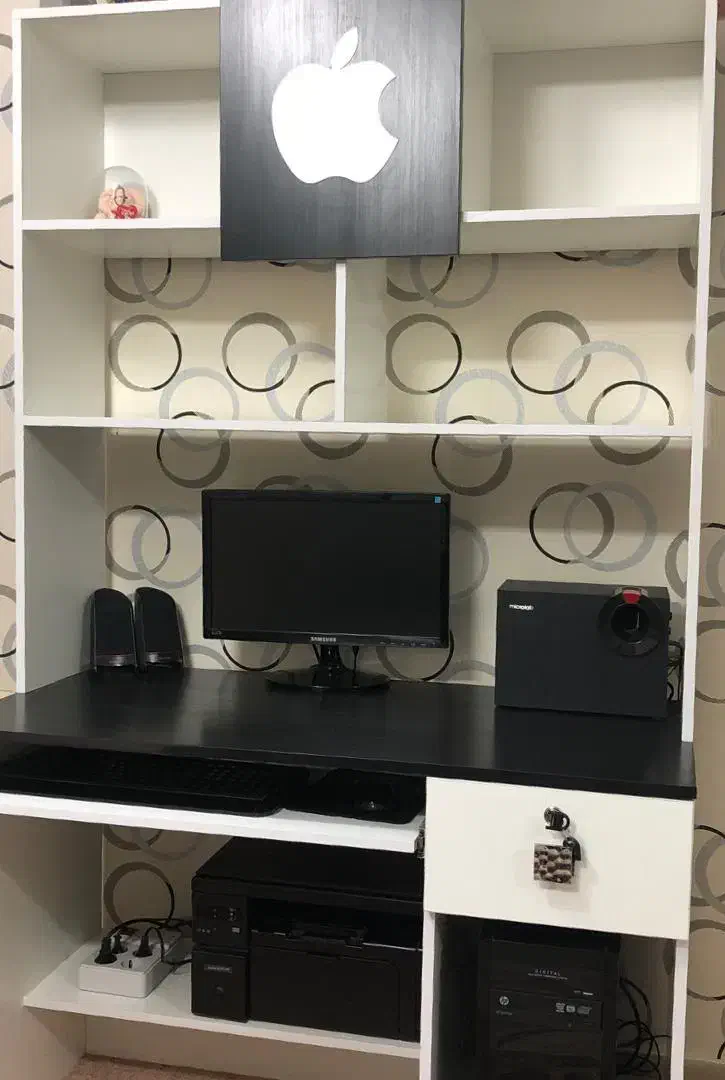 کامپیوتر به همراه میز کامپیوتر،تحریر و کتابخانه|رایانه رومیزی|کرج, گلشهر|دیوار