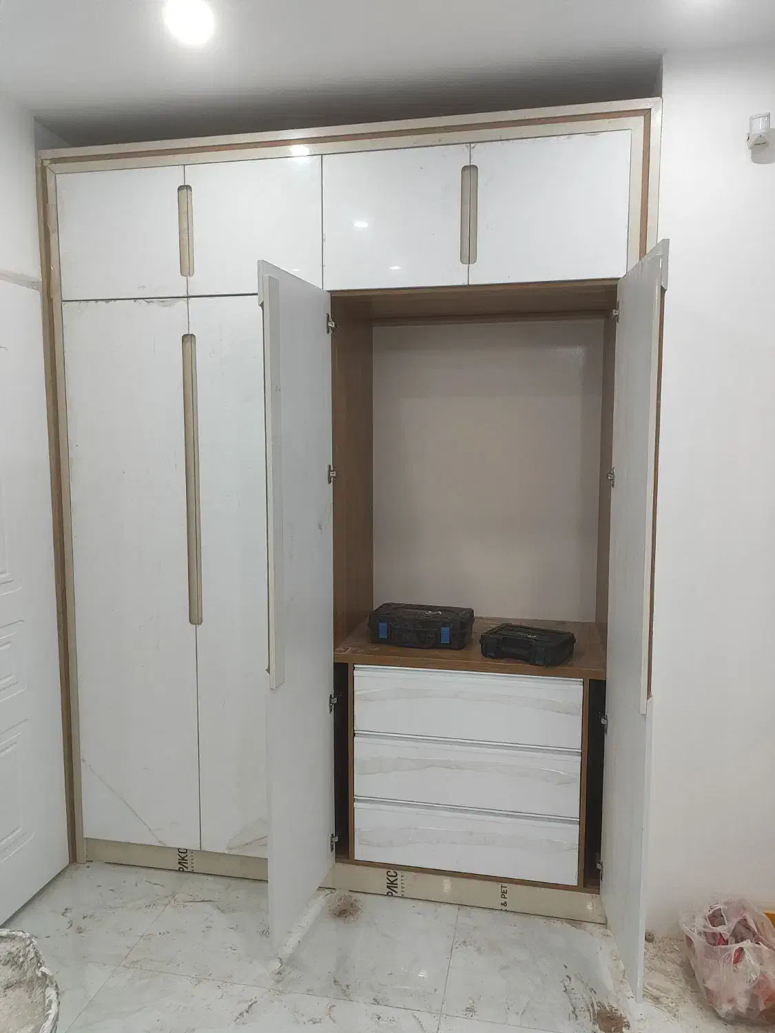 نصب کابینت.نصب کمد دیواری.جاکفشی.میز|خدمات پیشه و مهارت|هشتگرد, شهرک ولیعصر (مصلی)|دیوار