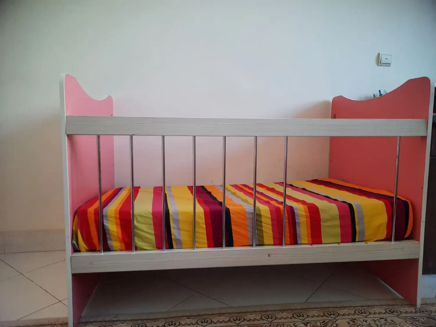 تخت کودک به همراه تشک|تخت و صندلی بچه|اصفهان, باغ زرشک|دیوار