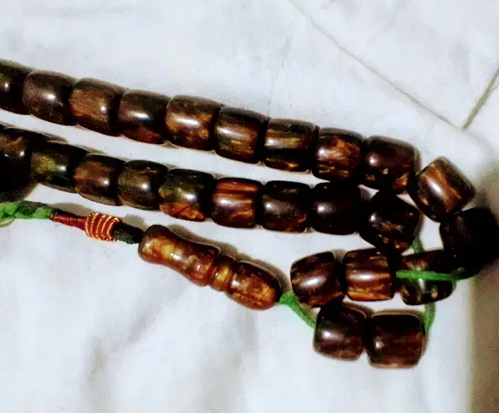 تسبیح کهربایی|کلکسیون اشیاء عتیقه|اندیشه, اندیشه فاز ۱|دیوار