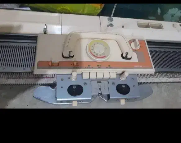 دو عدد دستگاه بافتنی برادر 840و830|چرخ خیاطی و ریسندگی|قائن, |دیوار