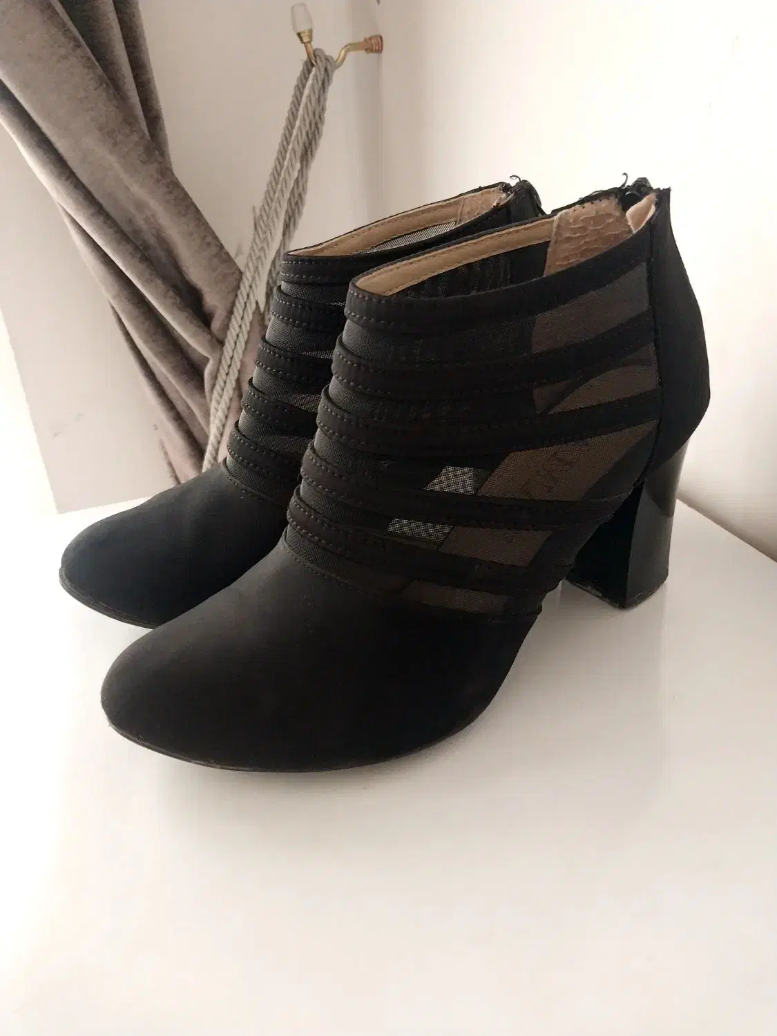 کفش مجلسی|کیف، کفش، کمربند|تربتحیدریه, منظر|دیوار