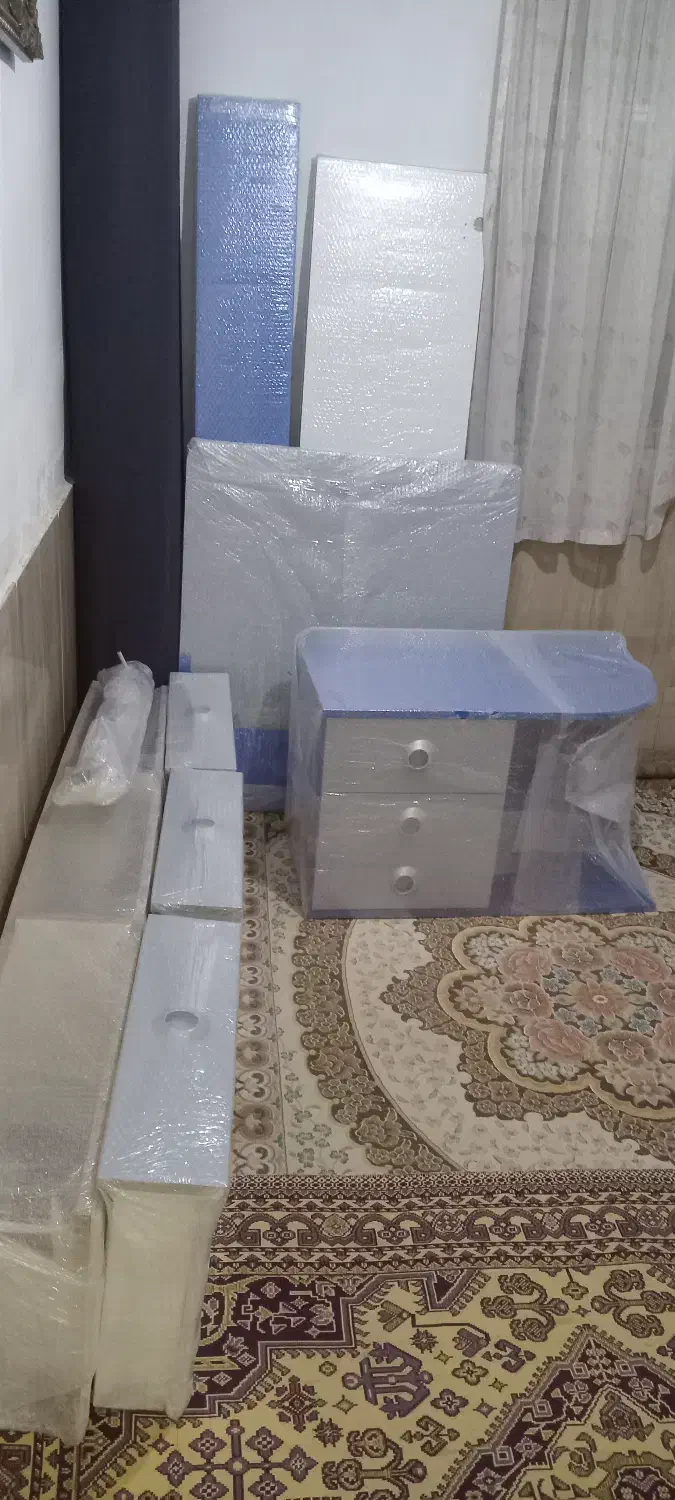 تخت کمد سیسمونی در حد نو|تخت و صندلی بچه|چهارباغ, |دیوار