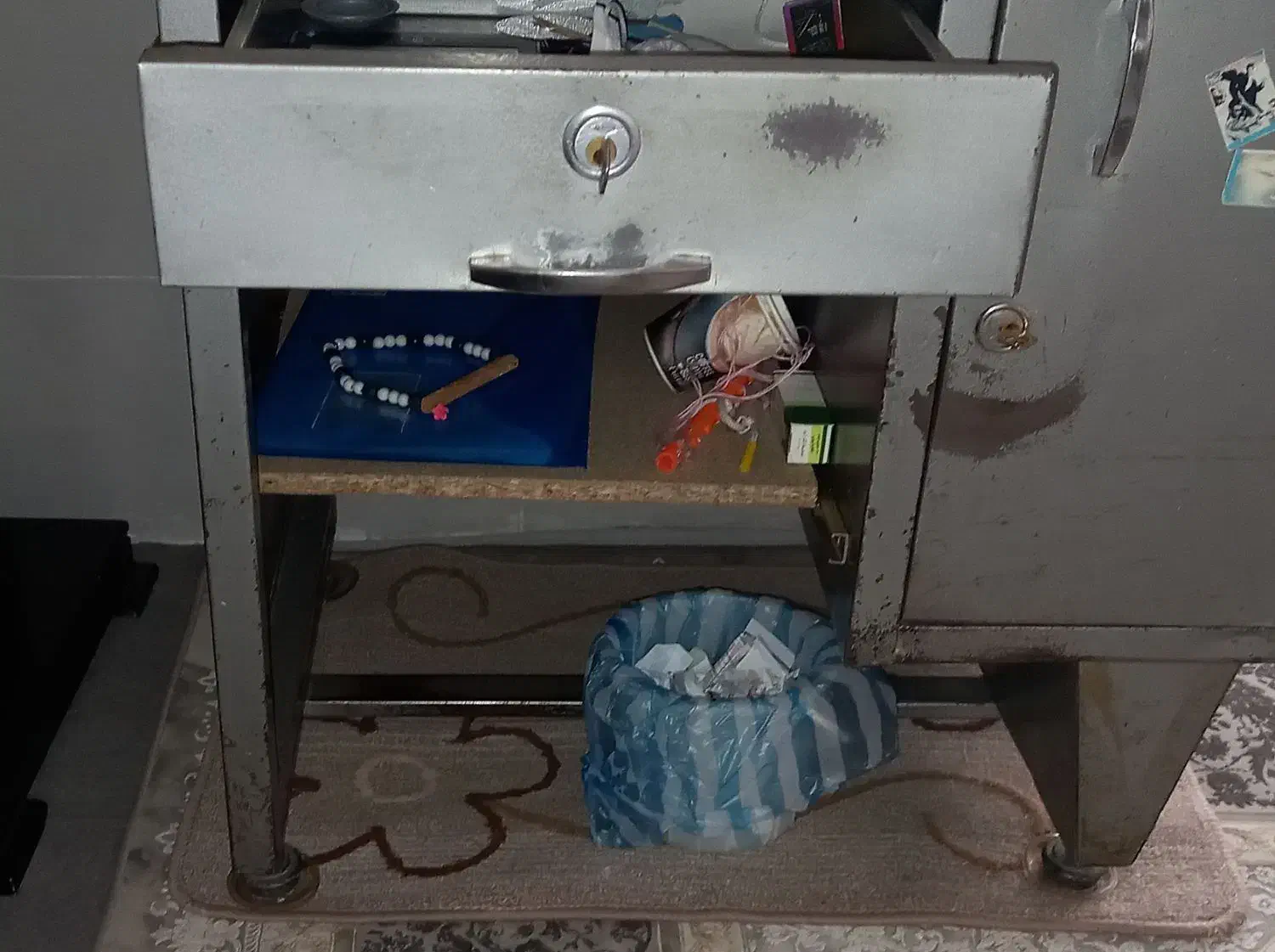 میز کاملا فلزی جا دار باقیمت مناسب|میز تحریر و کامپیوتر|زنجان, |دیوار