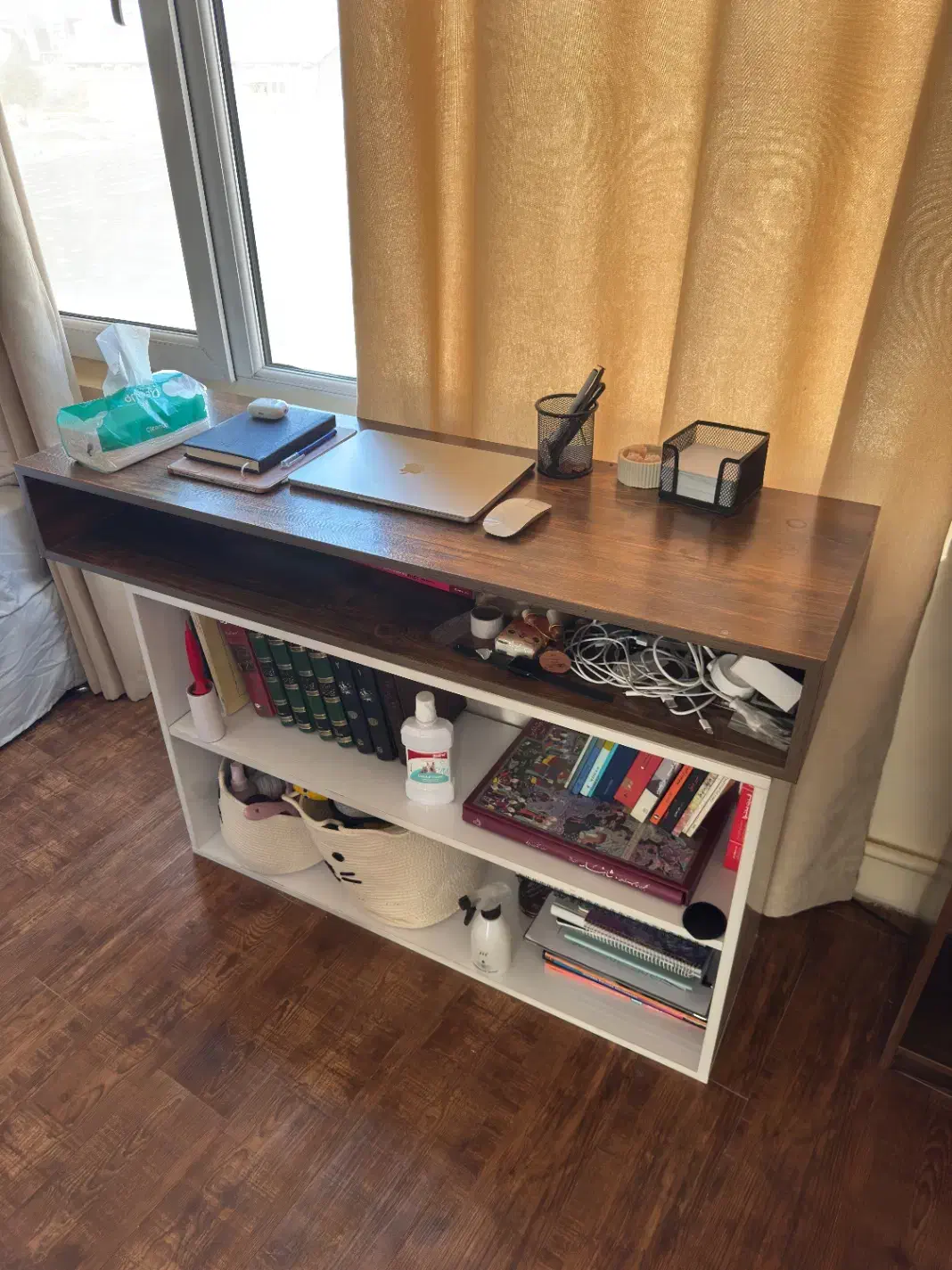 یک میز و دو عدد کتابخانه|کتابخانه، شلف، قفسههای دیواری|کرج, چهارصد دستگاه|دیوار