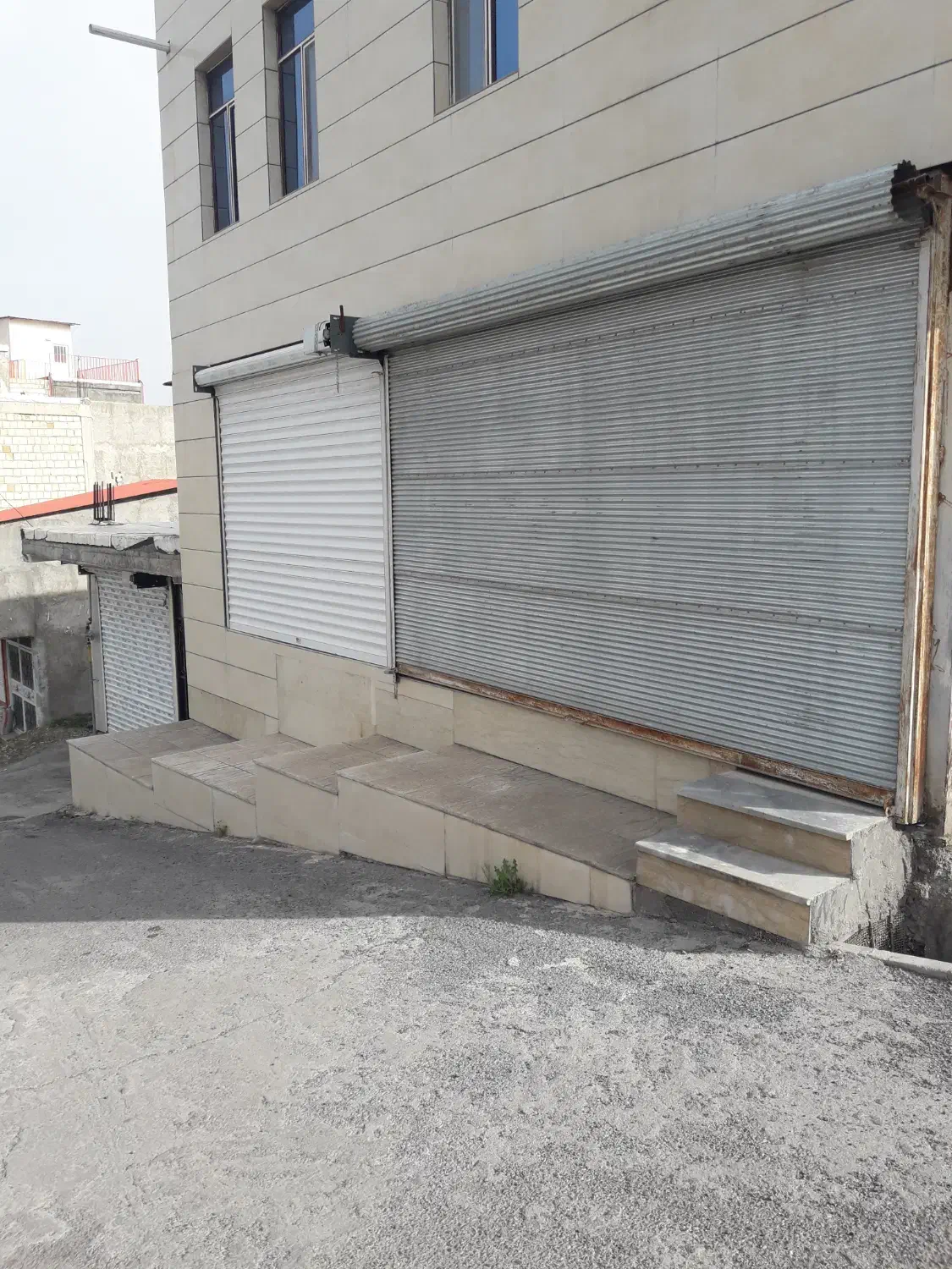 یک باب مغازه.|اجارهٔ مغازه و غرفه|میانه, |دیوار