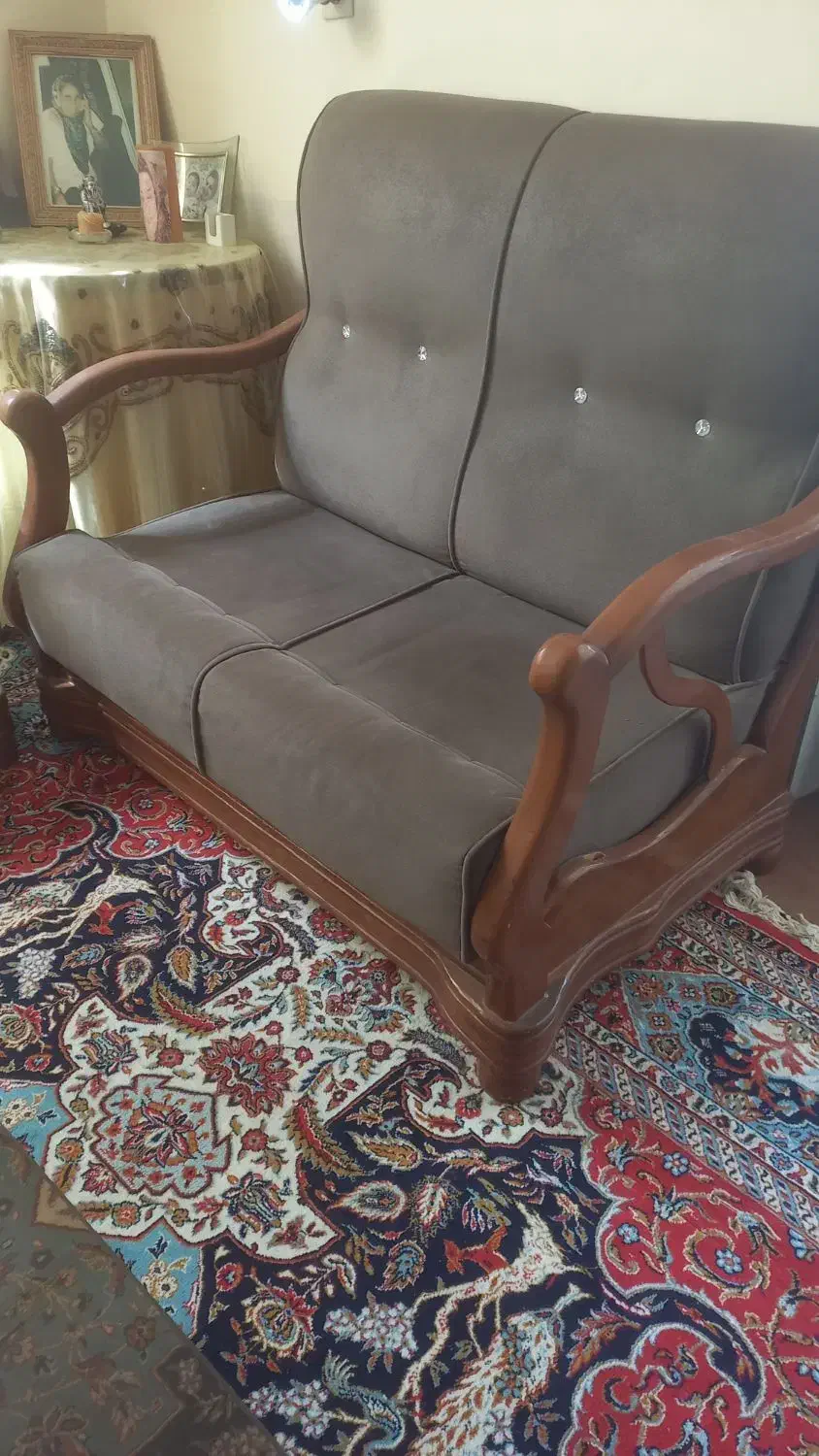 یک  مبل سه نفره  و دونفره  با چوب روس|مبلمان خانگی و میز عسلی|بم, |دیوار