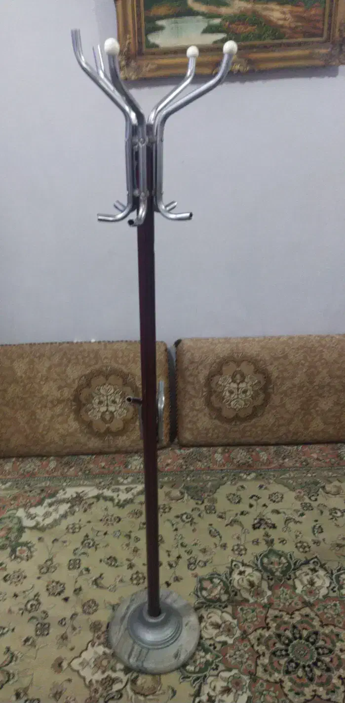 چوب لباسی قدی سالم و محکم|بندرخت و رخت‌آویز|اهواز, پادادشهر|دیوار