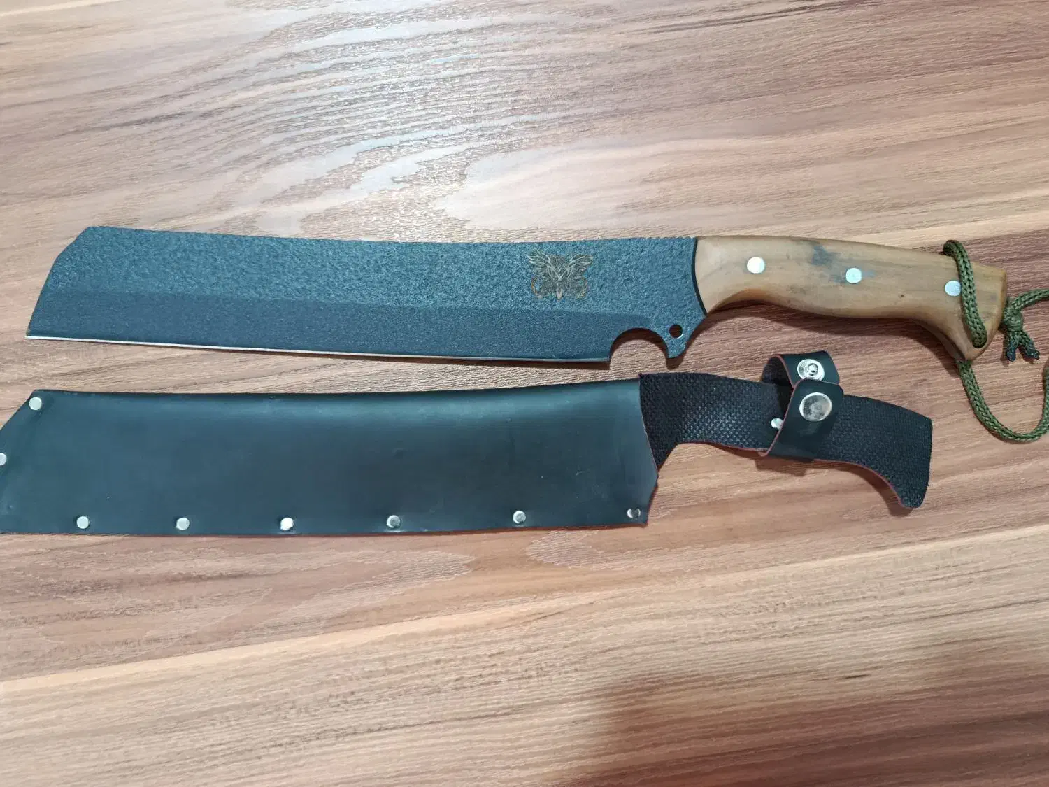 چاقو|ظروف پخت‌وپز|بم, |دیوار