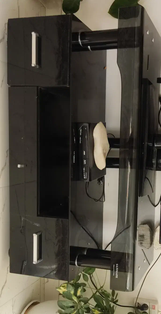 میز تلویزیون شیشهای مشکی در حد نو|میز تلویزیون|شاهینشهر, برخوار غرب|دیوار