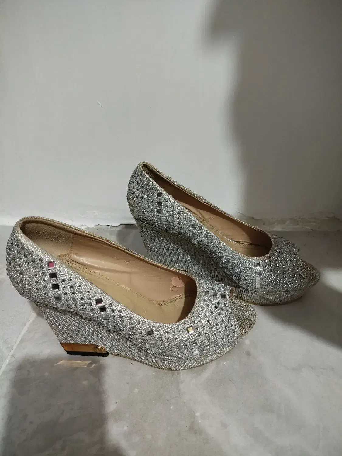 کیف و کفش|کیف، کفش، کمربند|رشت, آب و برق|دیوار