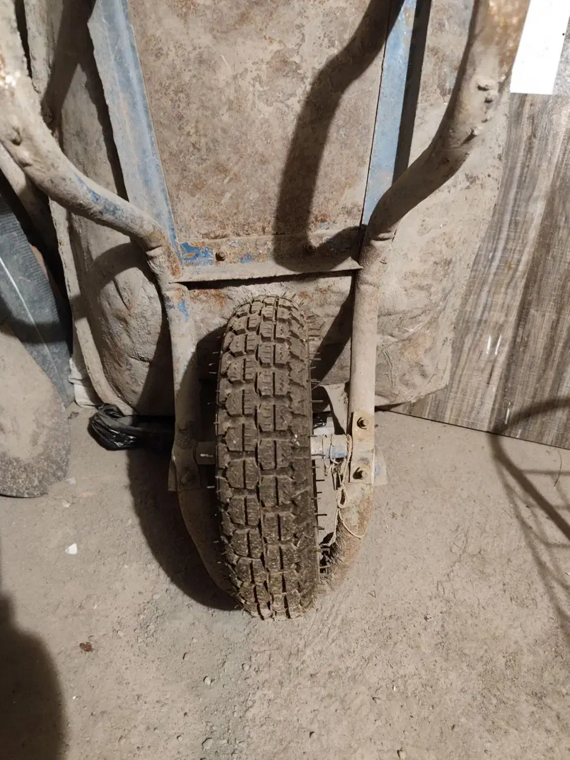 فرغون با سطل و تشک و صفحه برش سنگ|ابزارآلات|ماکو, |دیوار