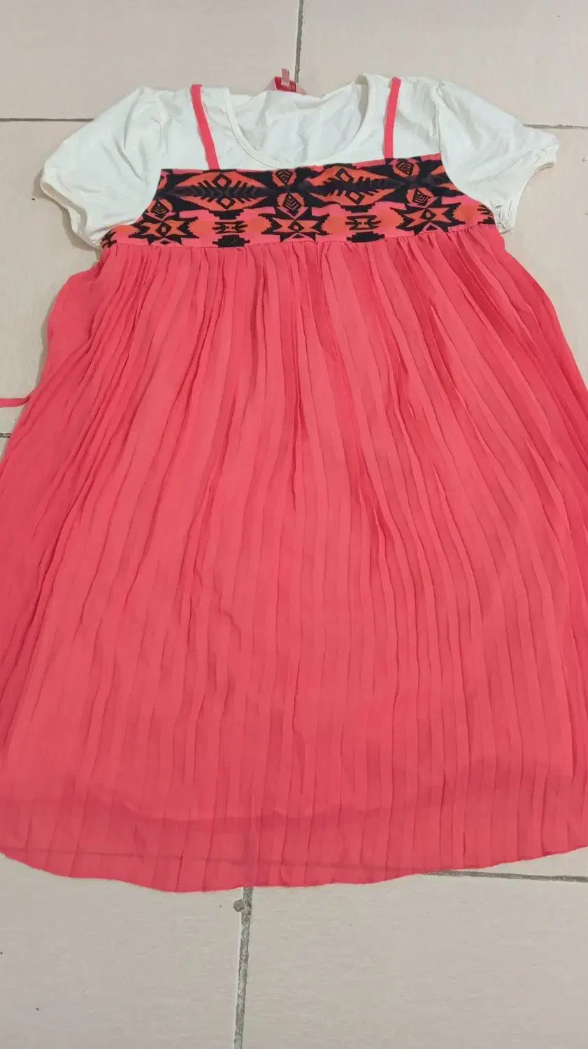 تعدادی لباس|لباس|دورود, |دیوار