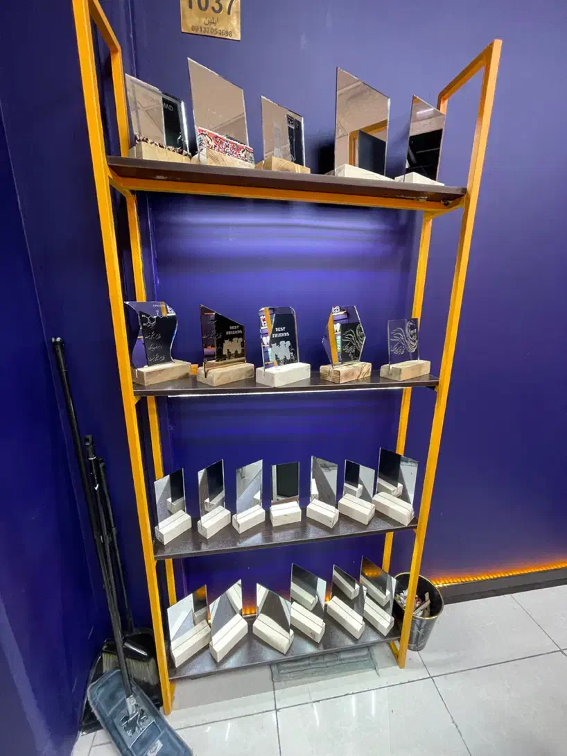 آینه رومیزی با پایه چوبی طراحی خاص و مینیمال|آینه|کرمان, |دیوار