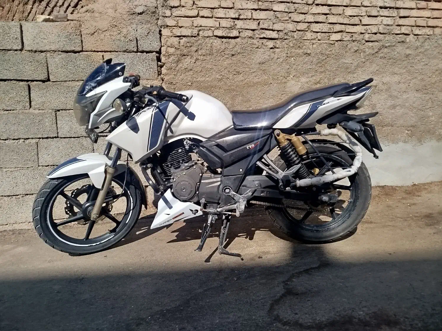 اپاچی|موتورسیکلت|سرایان, |دیوار