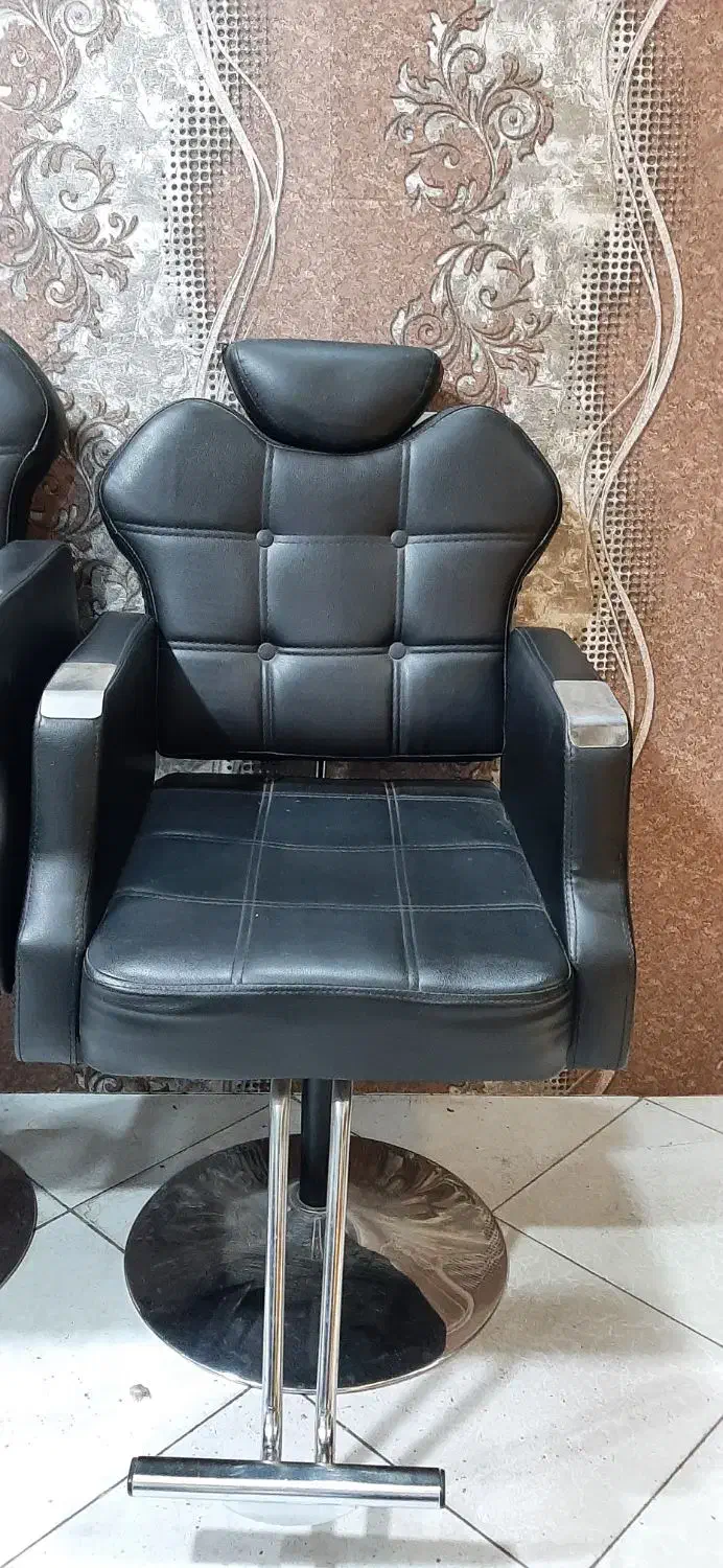 دو عدد صندلی آرایشگاه|آرایشگاه و سالن‌های زیبایی|میاندوآب, |دیوار