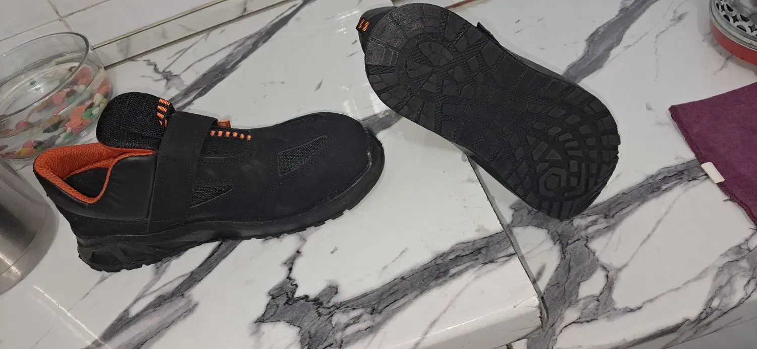 کفش کار|کیف، کفش، کمربند|شوط, |دیوار