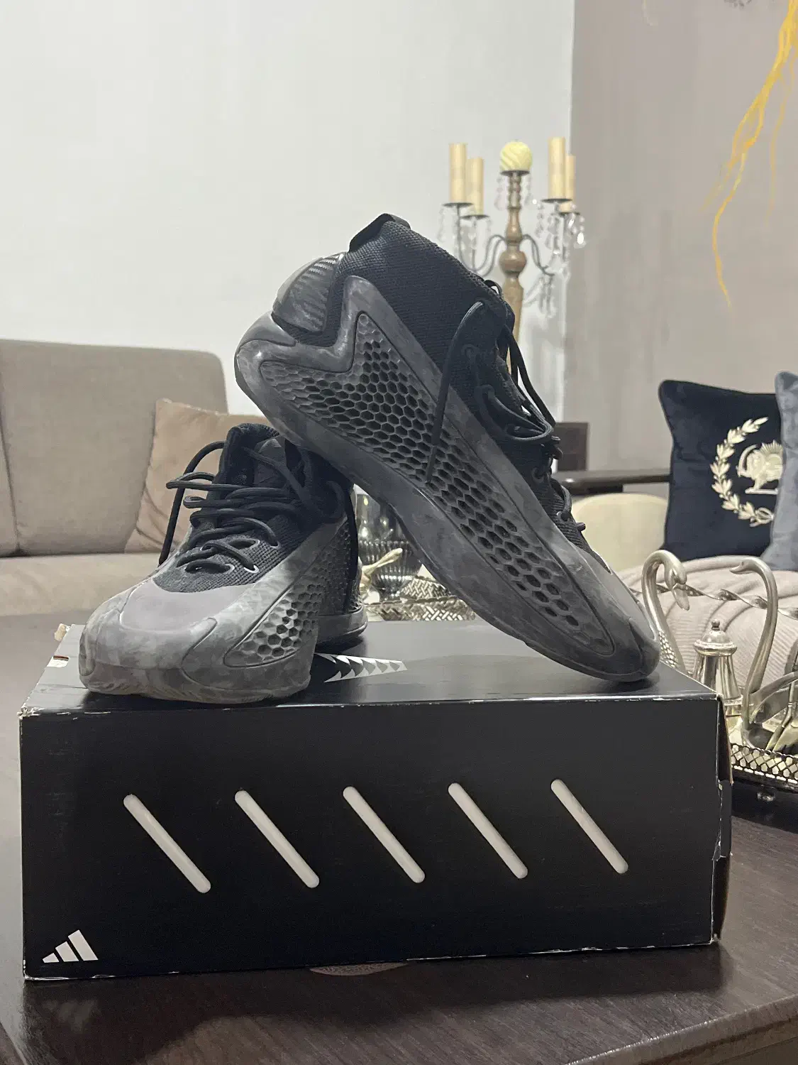 کفش|کیف، کفش، کمربند|کلاله, |دیوار