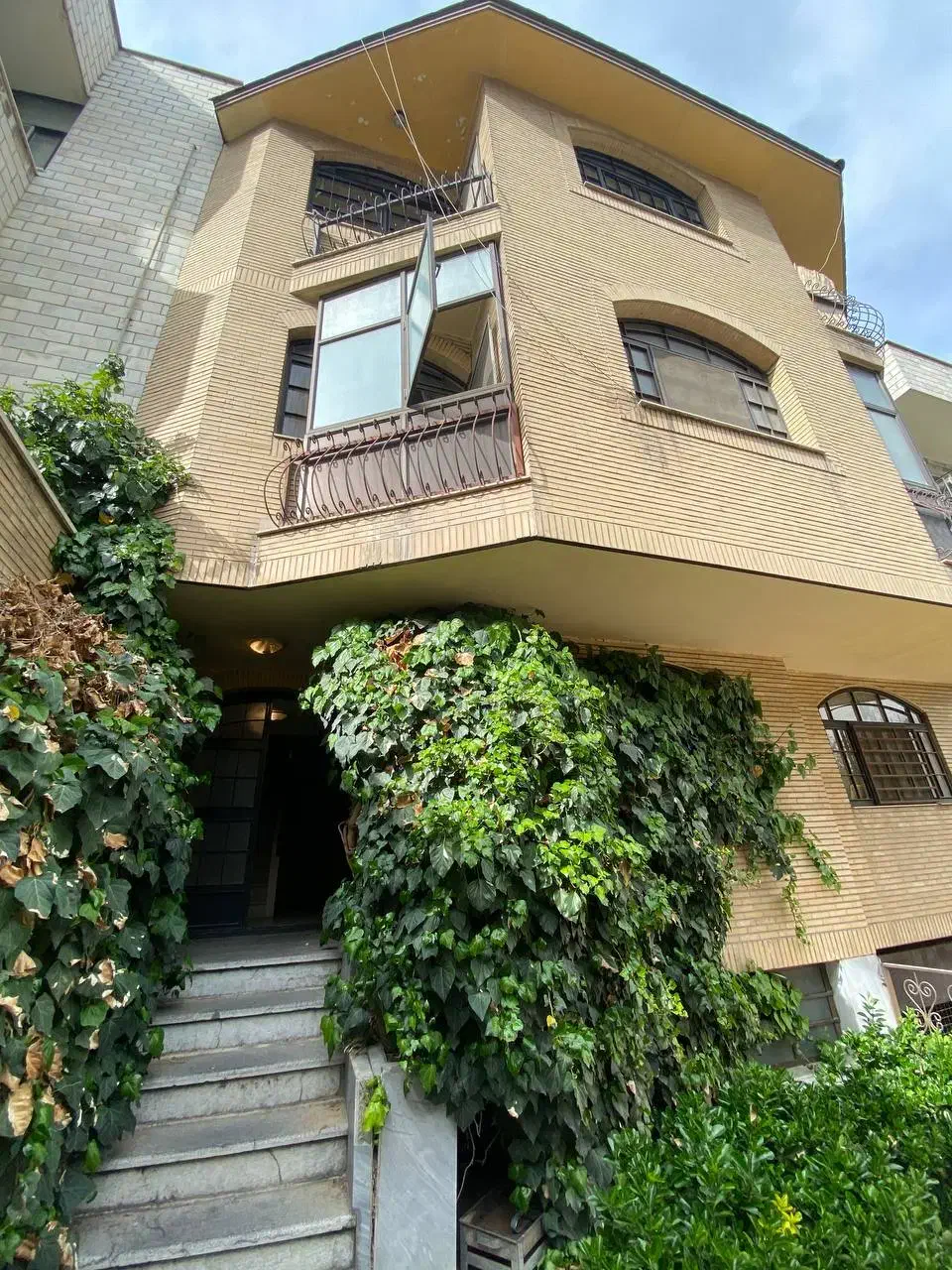 240متر * مستغلات دربست * بر اصلی ستارخان|اجارهٔ خانه و ویلا|تهران, صادقیه|دیوار