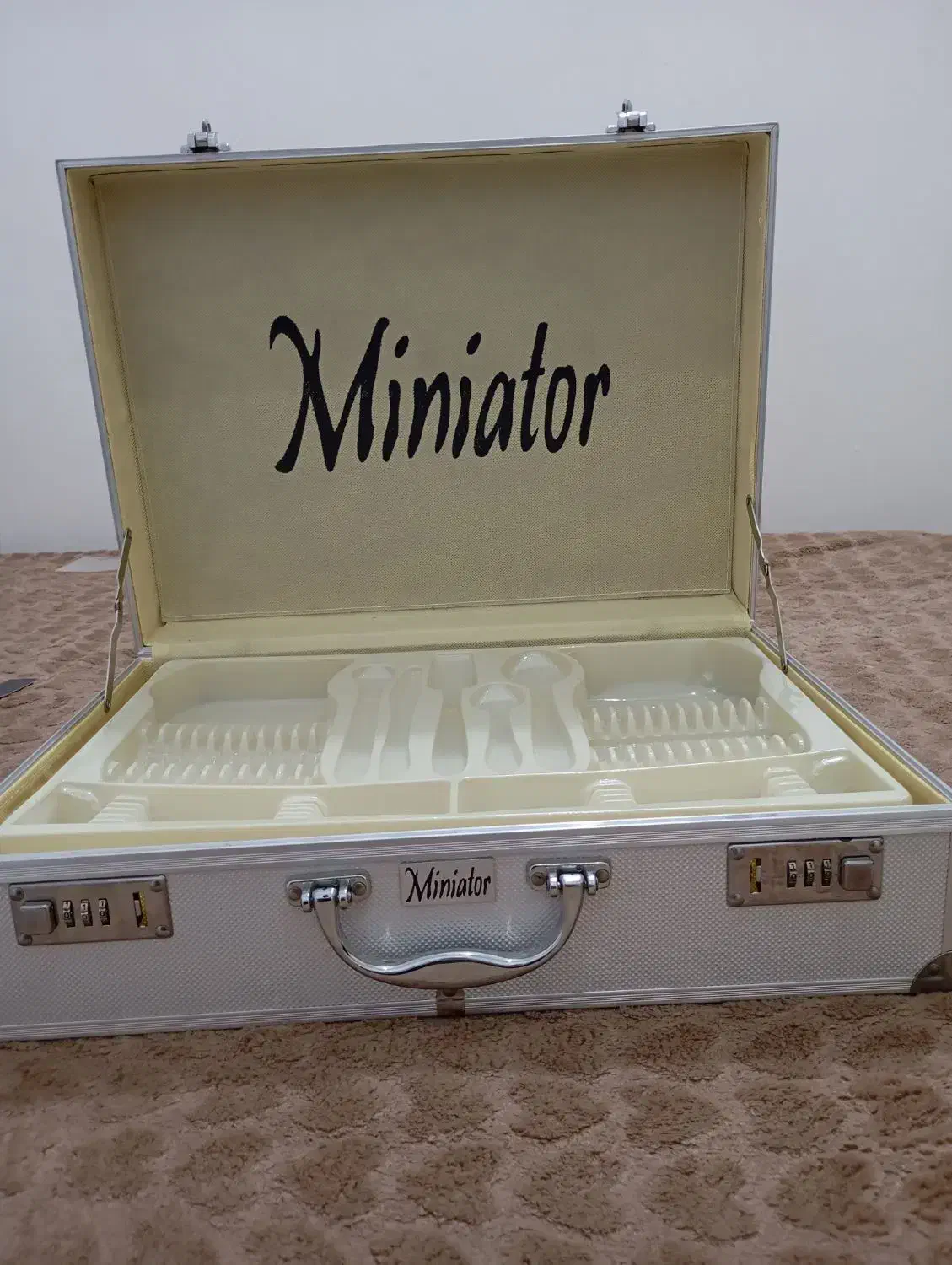 چمدون قاشق و چنگال|ظروف سرو و پذیرایی|مشهد, کشف|دیوار