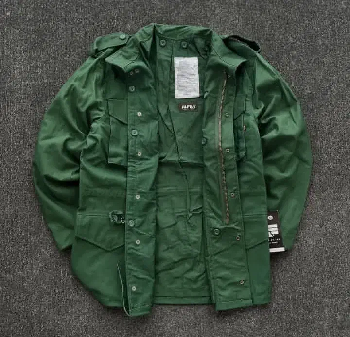 کاپشن الفا آمریکایی|لباس|سمیرم, |دیوار