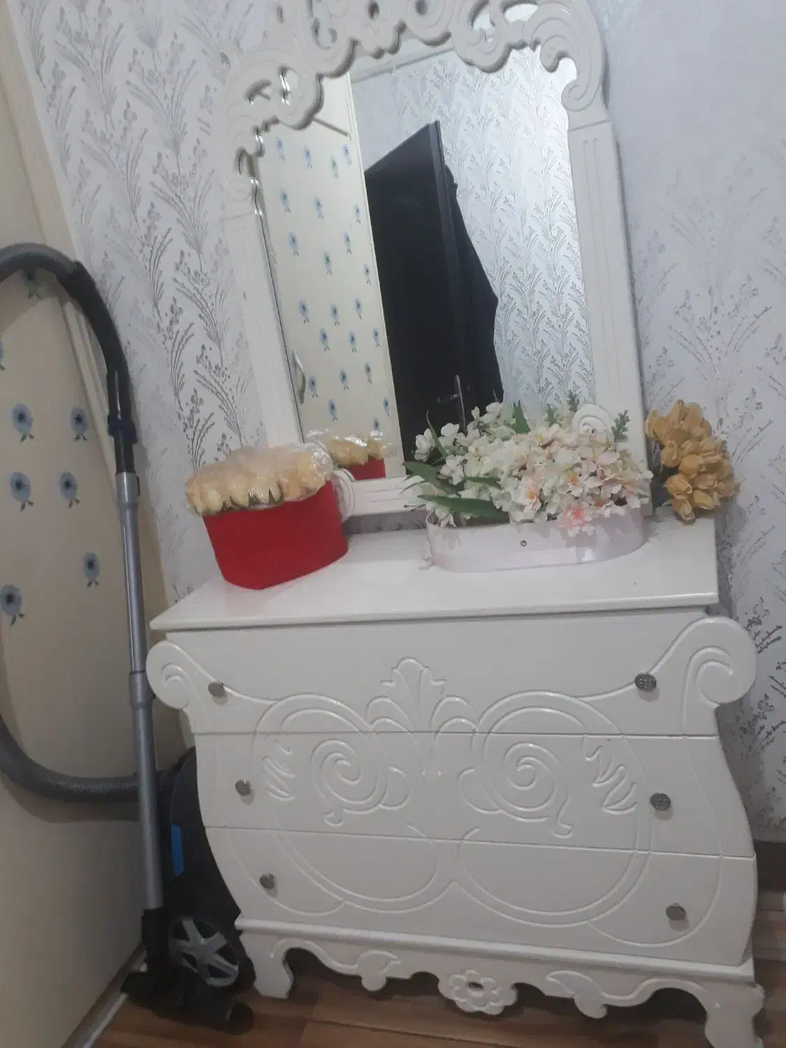 میزارایش پاتختی واباژور|تخت و سرویس خواب|رشت, پیرکلاچای|دیوار