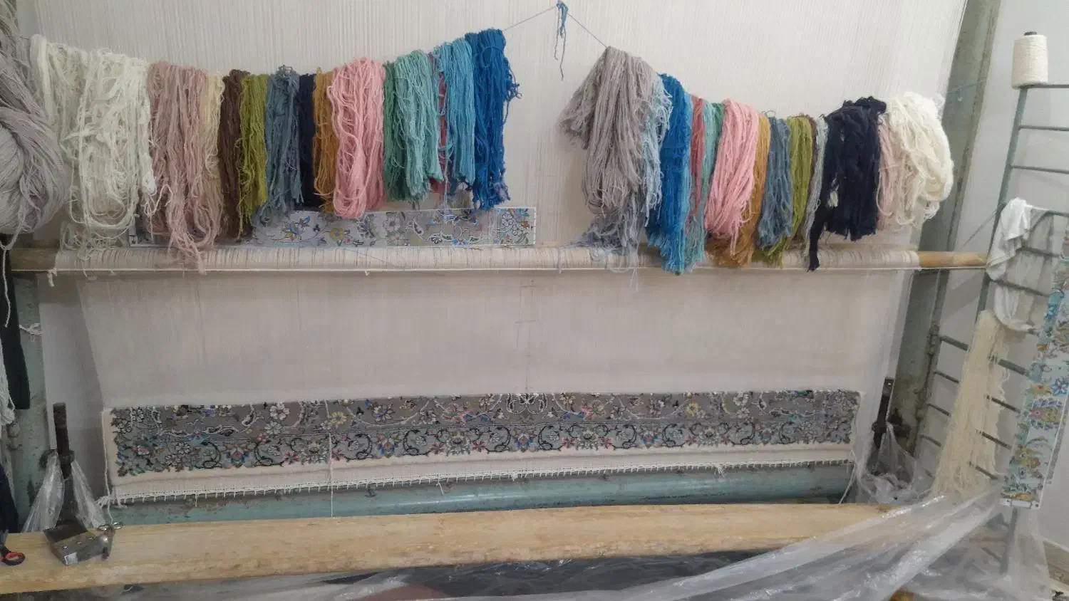 دستباف نیمه کاره|فرش|کاشان, کارگر|دیوار