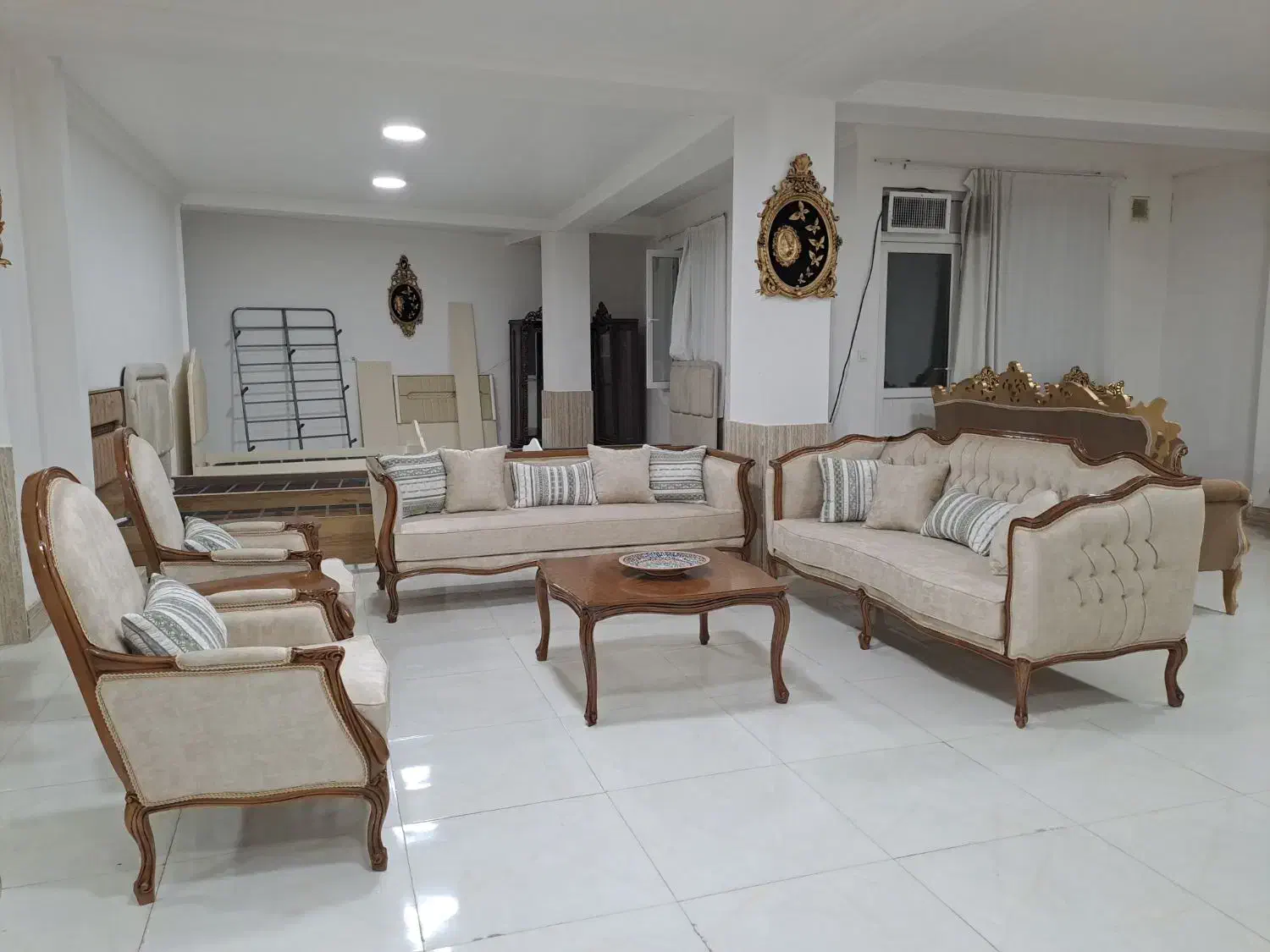 سبک ایتالیایی جدید|مبلمان خانگی و میز عسلی|سقز, |دیوار