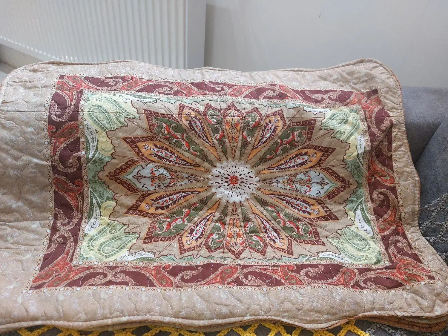 رو بالشتی نو آکبند|رختخواب، بالش، پتو|گلبهار, شهر جدید گلبهار|دیوار