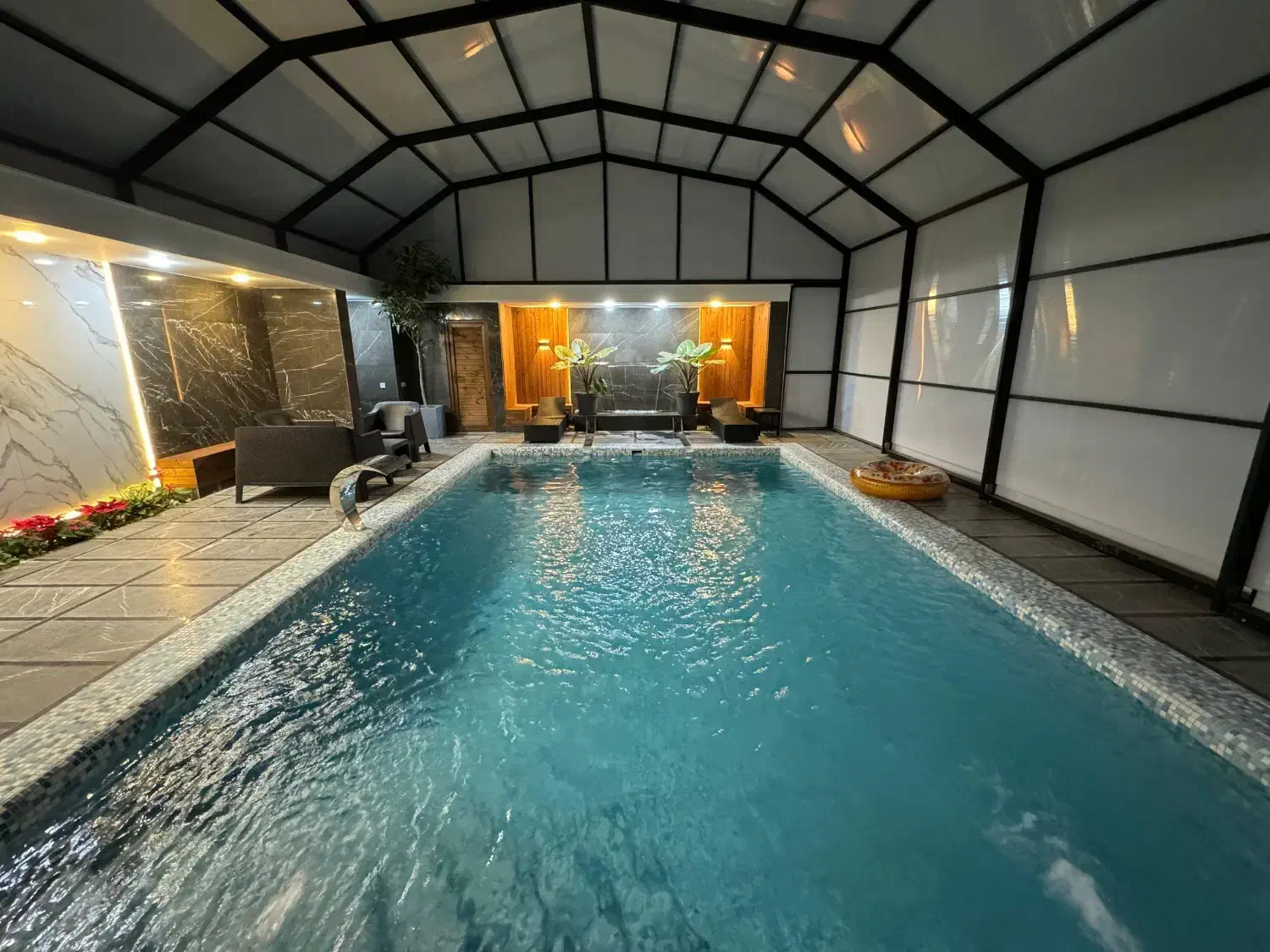 اجاره باغ ویلا با استخر آبگرم سقف دار|اجارهٔ کوتاهمدت ویلا و باغ|کرج, شهرک صنعتی بهارستان|دیوار