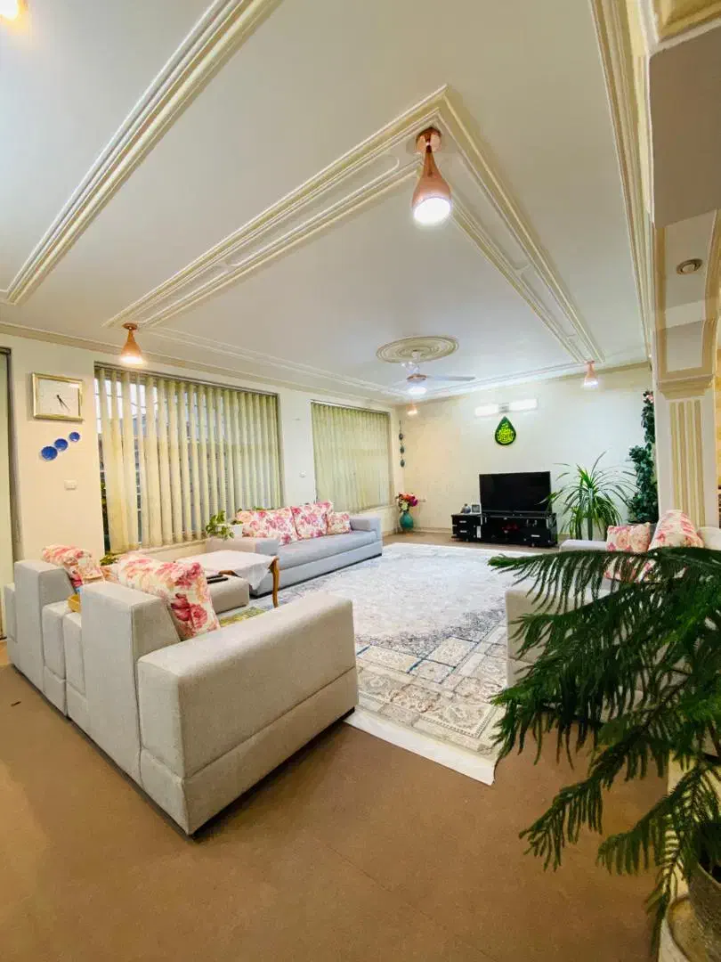 فروش ویلایی واقع در خیابان مدرس|فروش خانه و ویلا|آباده, |دیوار