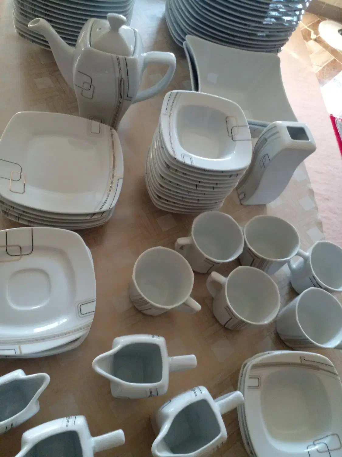 سرویس چینی توس ۱۸نفره|ظروف سرو و پذیرایی|کاشان, فین بزرگ|دیوار