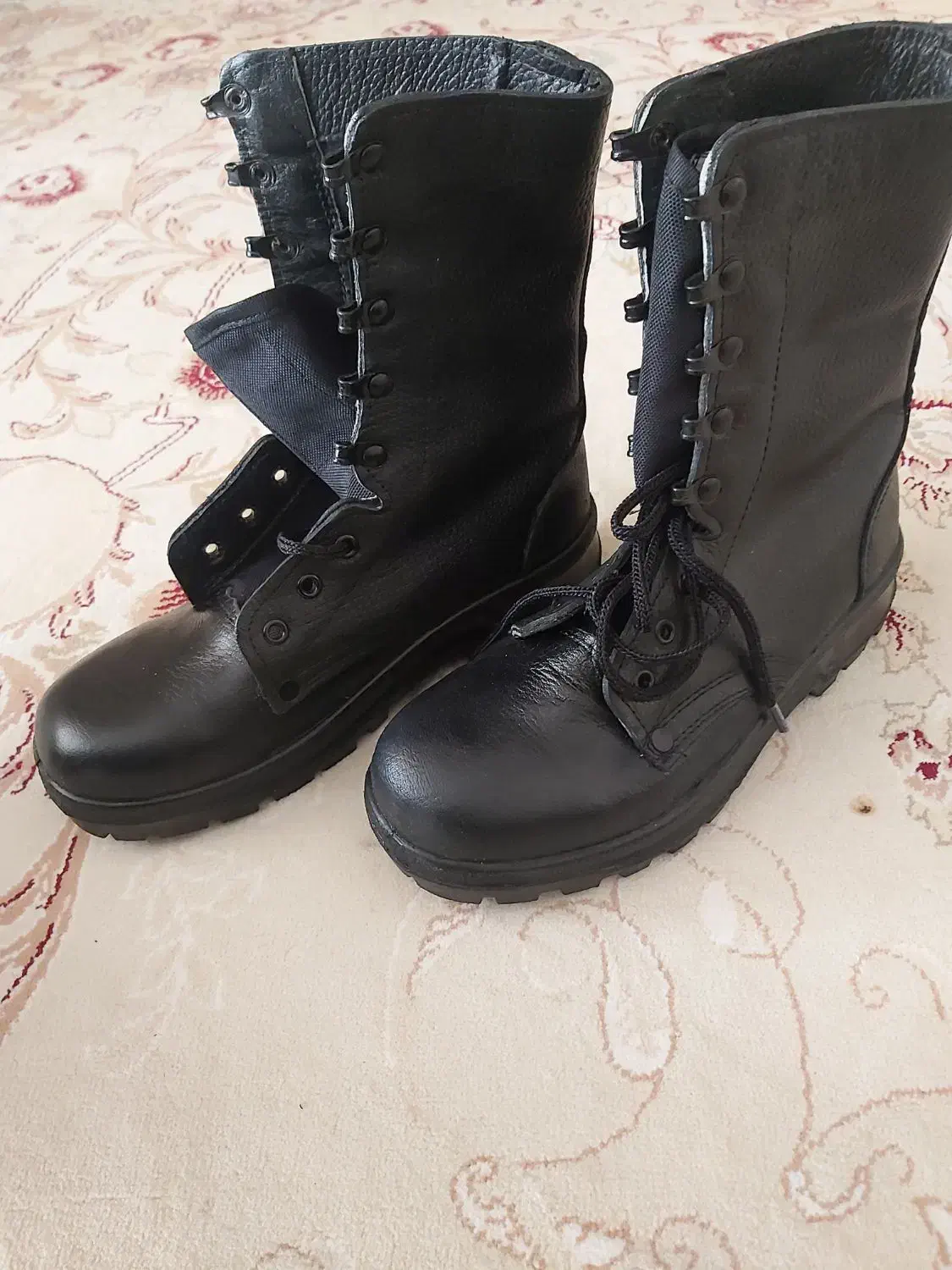 پوتین سرباز|کیف، کفش، کمربند|ایلام, |دیوار