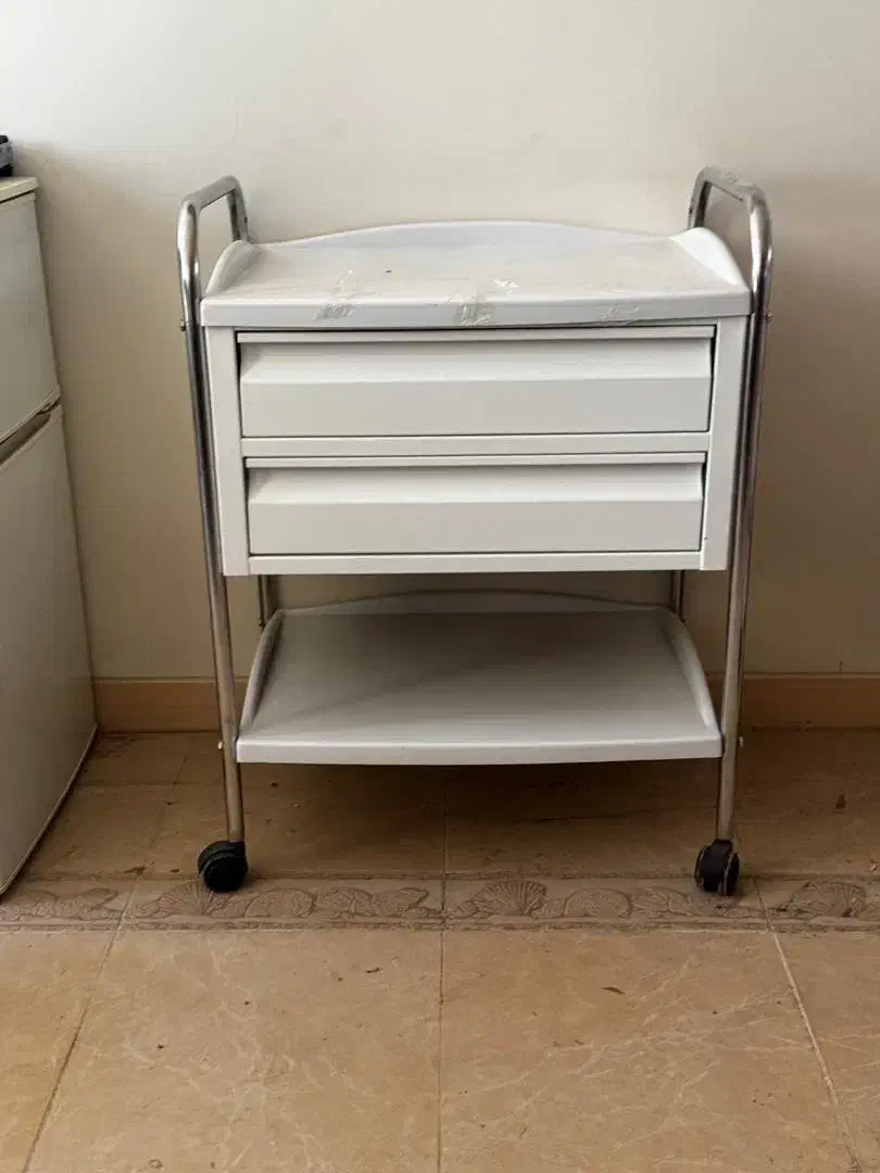 تخت فیشال مژه ترولی فلزی صندلی تابورهبخور سردگرم|آرایشگاه و سالنهای زیبایی|شاهینشهر, فردوسی|دیوار