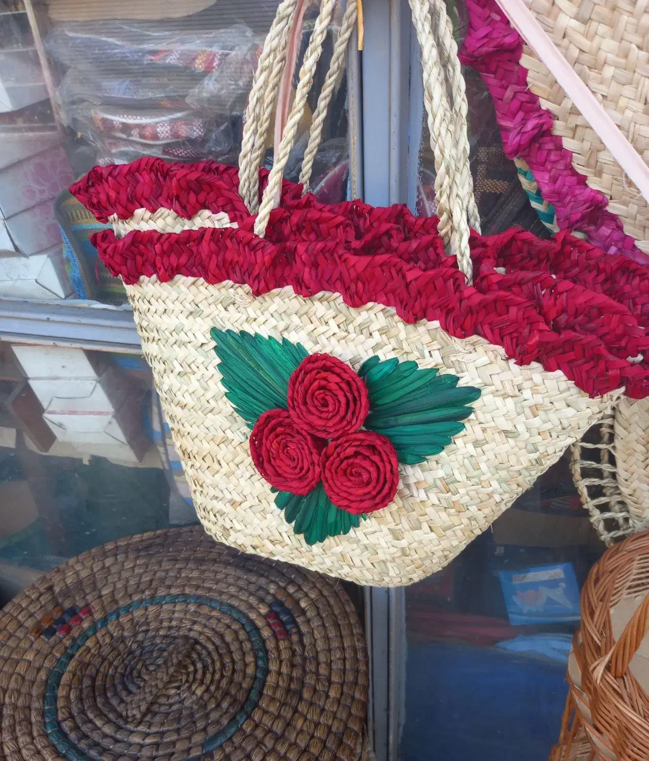 زنبیل ساده،گل کاموایی وگل برجسته وسفره ساده،گل دار|صنایع دستی و سایر لوازم تزئینی|رشت, پیرسرا|دیوار