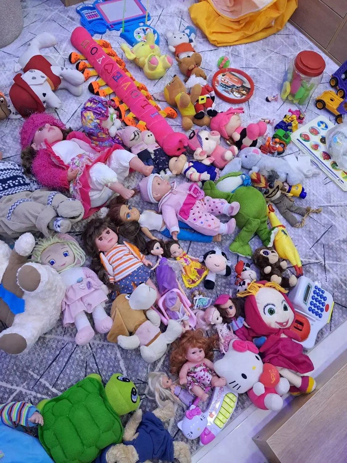 تعدادی عروسک درحدخیلی نوامناسب سیسمونی|اسباببازی بچه|پرند, فاز ۶|دیوار