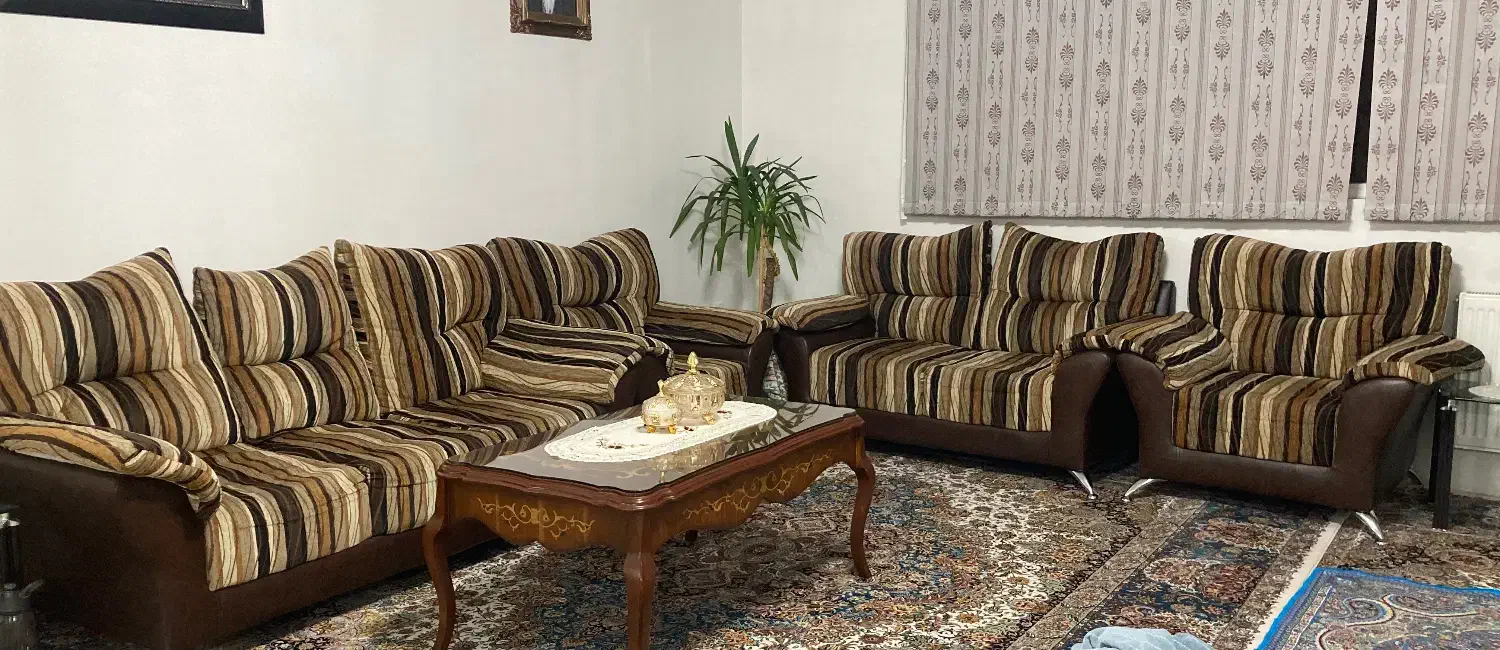 مبل۷نفره با میز جلو مبلی عسلی‌ها و فرش تمیز|مبلمان خانگی و میز عسلی|شیراز, میانرود|دیوار