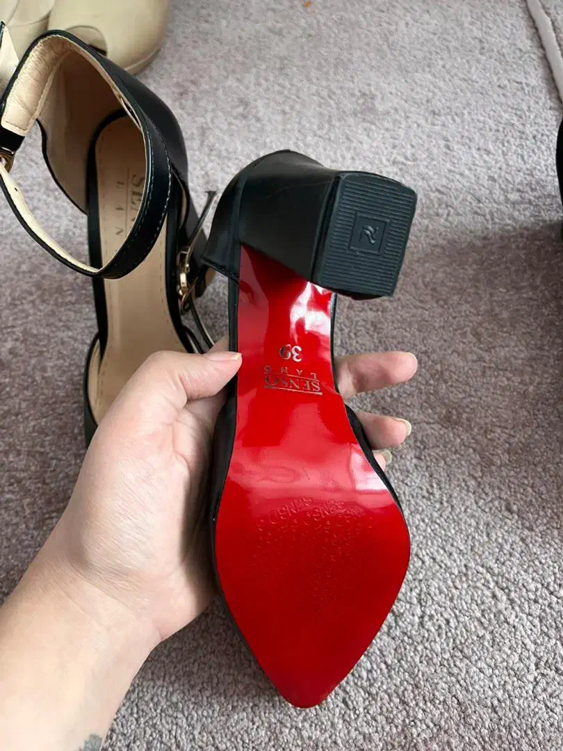 کفش مجلسی|کیف، کفش، کمربند|قرچک, پویینک|دیوار