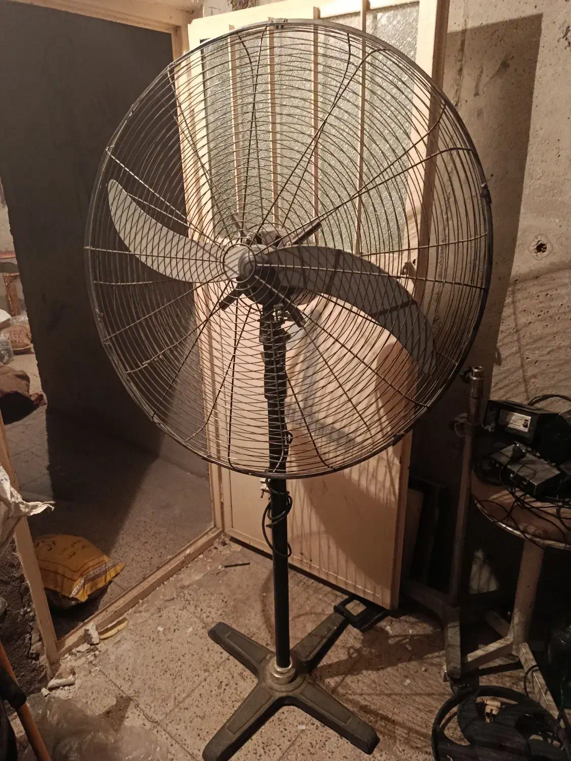 پنکه عکاسی بزرگ قدیمی|پنکه و تصفیهکنندهٔ هوا|تبریز, |دیوار